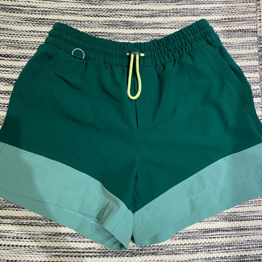 Old Navy Women's Stretchtech Go-H2O Sport Shorts in Medium